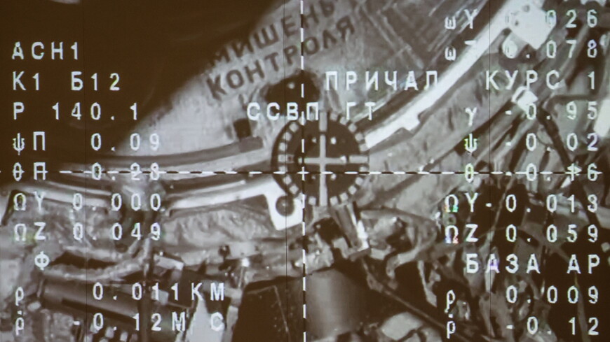 Дайджест ночных новостей: «Союз МС-23» в космосе, модные тренды весны и снегопад в Москве