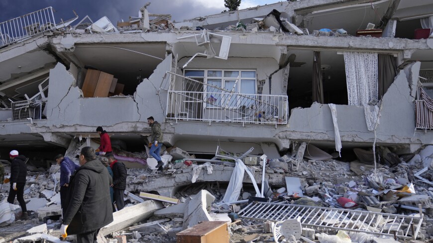 Гражданку Казахстана спасли из-под завалов в Турции