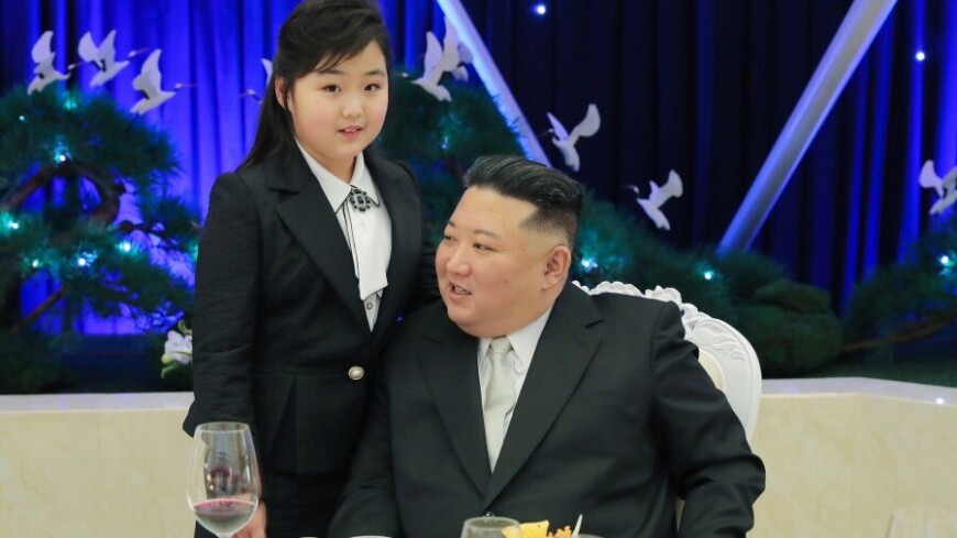 Ким Чен Ын с дочерью посетил военачальников по случаю 75-летия Корейской народной армии