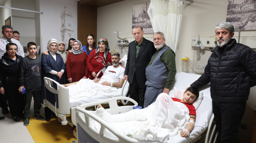 Эрдоган с женой навестили в больнице пострадавших от землетрясения