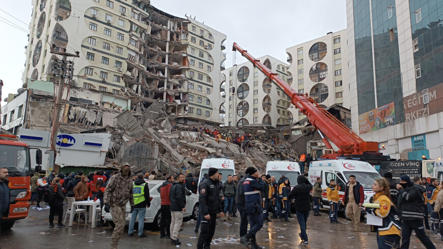 Число погибших в результате землетрясения в Турции превысило 2,3 тыс.