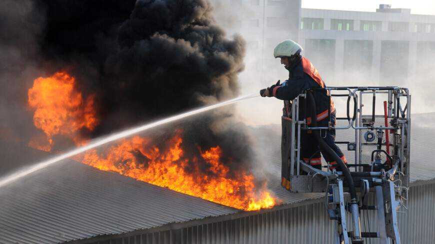 Сотни контейнеров горят и взрываются в турецком порту Искендерун