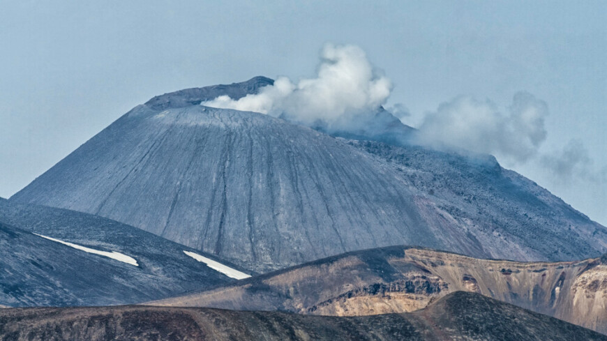 Вулкан Чикурачки на Курилах выбросил столб пепла на высоту до 4,5 км