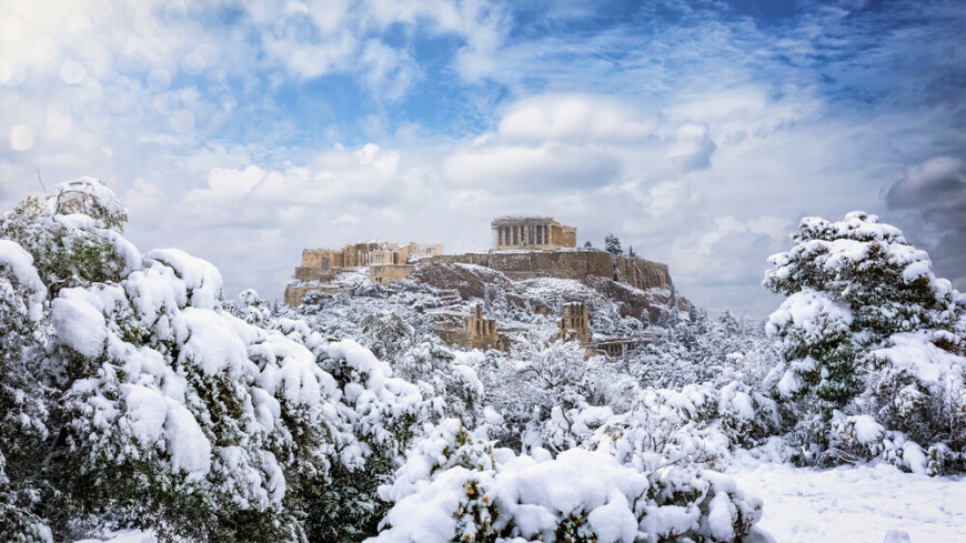 Сильный снегопад привел к закрытию школ и магазинов в Греции