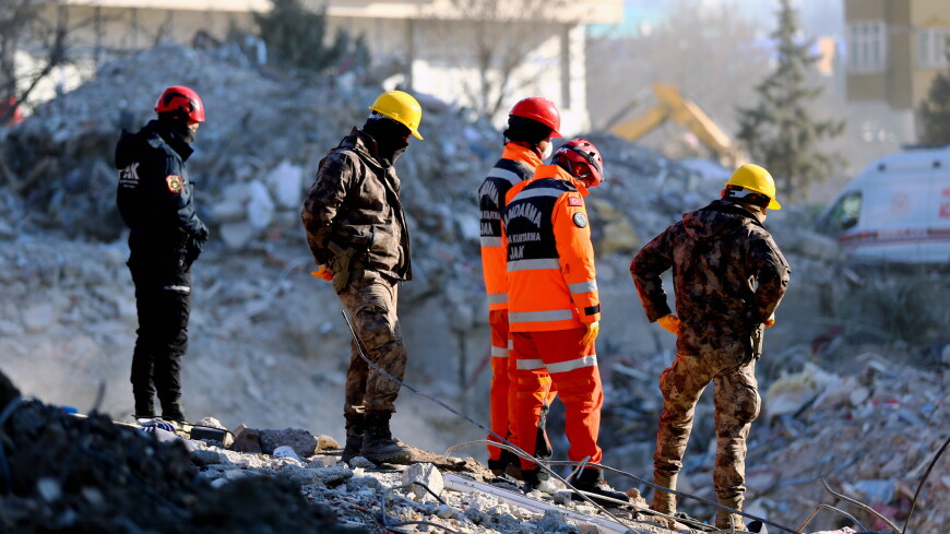 Двух взрослых и ребенка спасли из-под завалов в Турции на 13 день после землетрясения