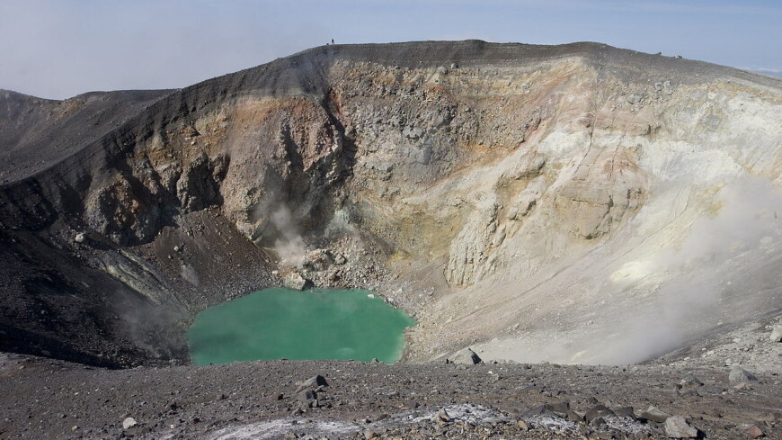 Курильский вулкан Эбеко выбросил пепел на высоту 4 км