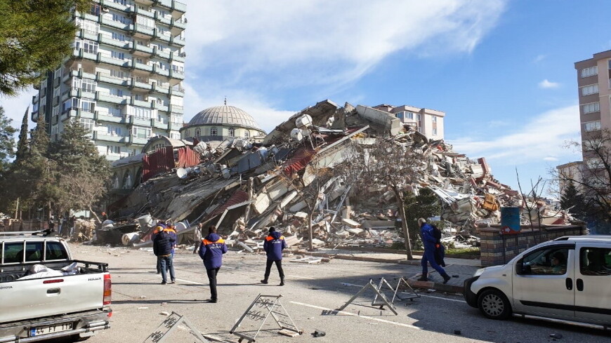 Истории спасения: из-под завалов в Турции продолжают вызволять людей