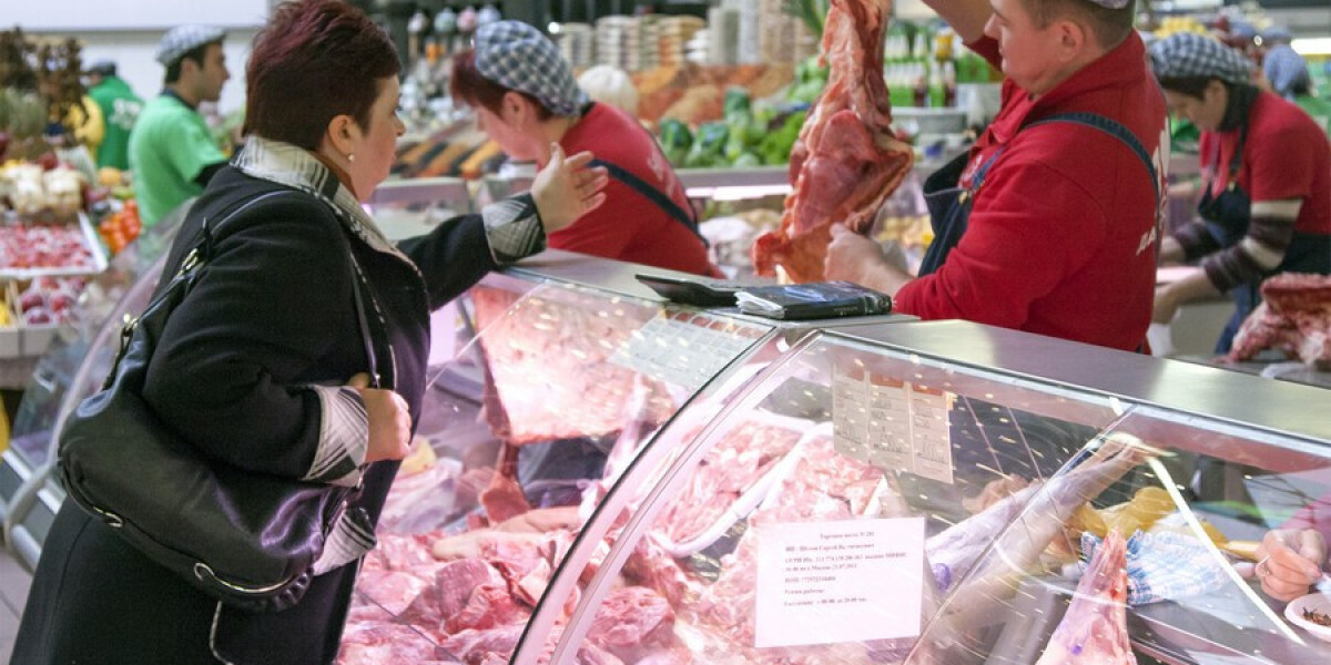 Meat video. Современный мясной рынок. Тетка на рынке в мясном.