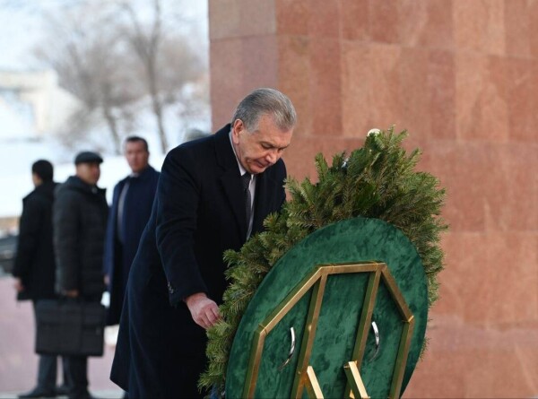 Мирзиеев начал визит в Кыргызстан с возложения венка к мемориалу &laquo;Уркун&raquo;