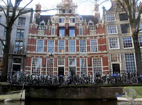 В Амстердаме открыли подводную велопарковку