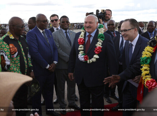 Подарки из Беларуси и африканские танцы: Лукашенко прибыл в Зимбабве