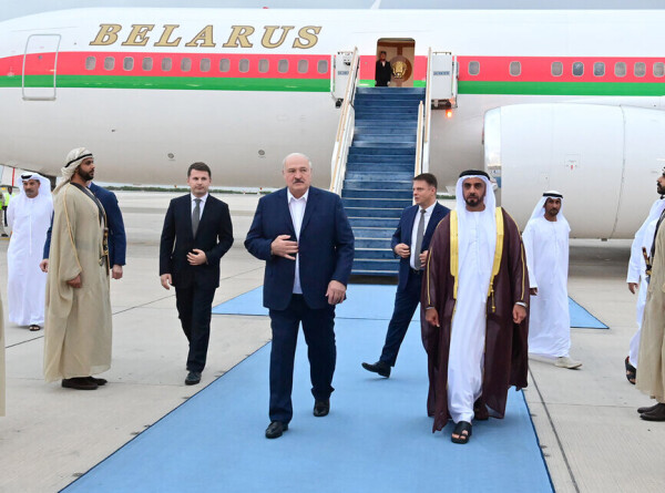 Президент Беларуси прибыл с визитом в ОАЭ