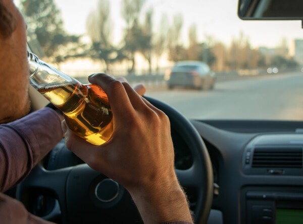Можно ли пить алкоголь в припаркованном автомобиле и каковы риски для водителя?