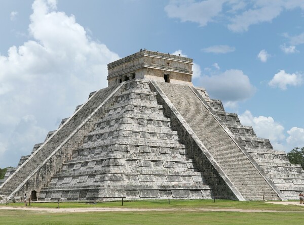 Турист залез на ступени храма майя в Мексике и получил палкой по голове