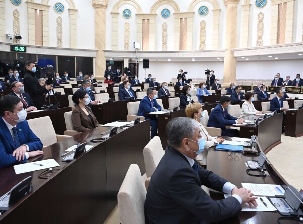 Новоизбранные депутаты Сената Казахстана принесли присягу