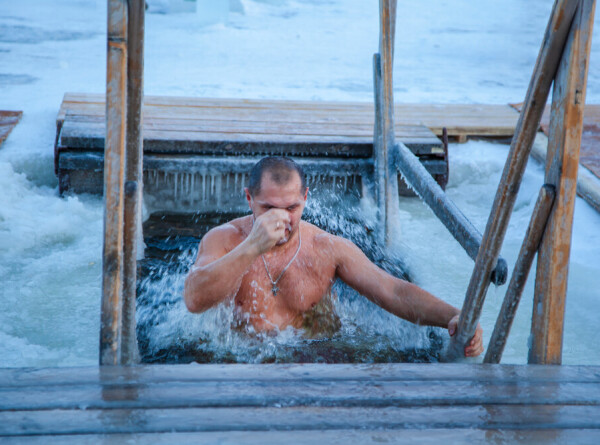 Жители стран Содружества традиционно отметили Крещение купанием в ледяной воде
