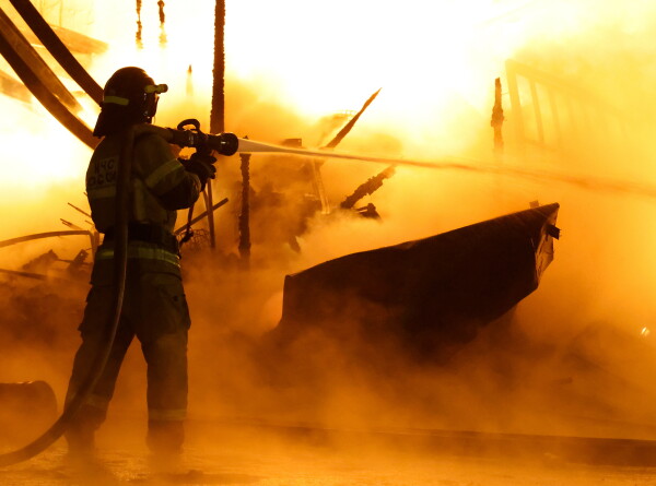 Пожарные проливают конструкции горевшего подмосковного рынка стройматериалов &laquo;Синдика&raquo;