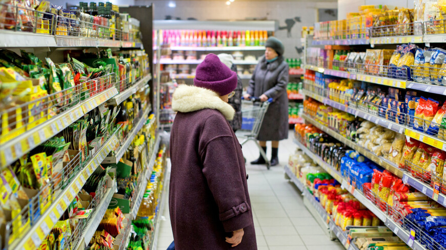 Фото: Алексей Верпека (МТРК «Мир») &quot;«Мир 24»&quot;:http://mir24.tv/, пенсионер в магазине, магазин, магазины, распродажа, sale, продуктовый магазин, пенсионер, бабушка, пенсионеры