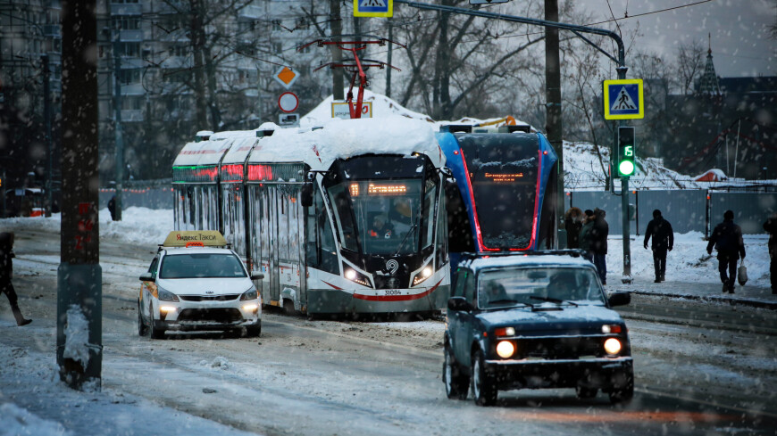 машина зимой, машины зимой, Снег в Москве, зима в Москве, снежный покров, зимняя дорога, зимние дороги, дороги зимой, трамваи, трамвай, трамвайные рельсы, общественный транспорт, трамвайная остановка, пешеходный переход