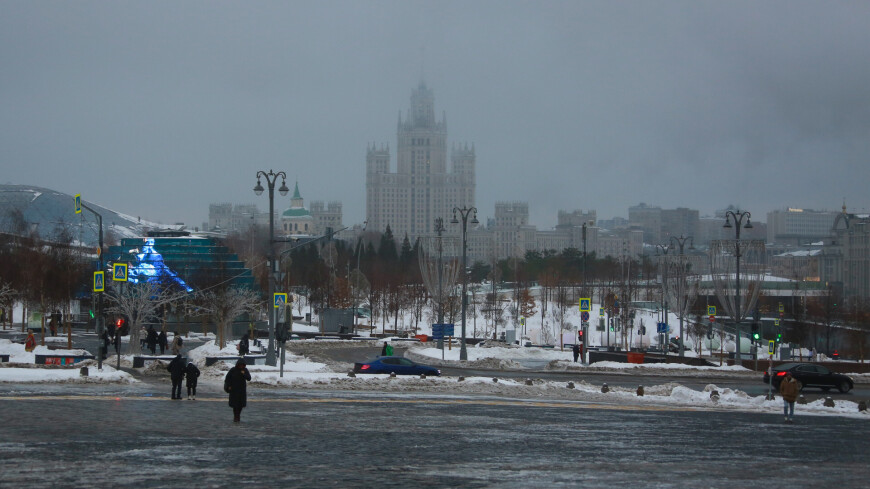 лужа, лужи, лед, таяние, потепление, слякоть, скользкие улицы, гололед, зима в Москве, пешеходный переход, зебра, пустая дорога, пешеходы, мостовая
