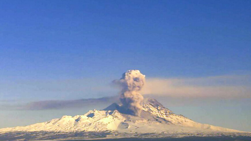 На Камчатке вулкан Шивелуч выбросил столб пепла высотой 7,5 км