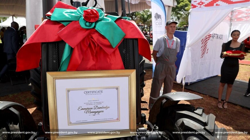 Лукашенко подарил президенту Зимбабве трактор «Беларус»