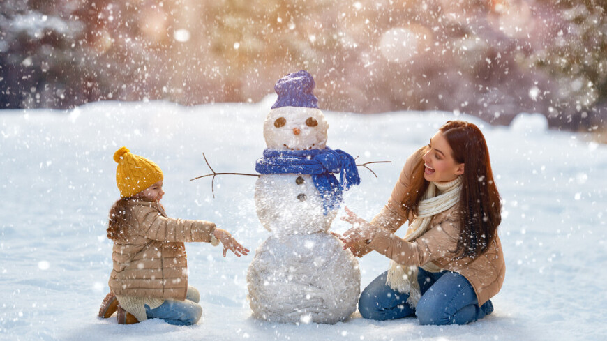 Битвы снежками, прогулки и квизы: названы варианты отдыха семьей на новогодних праздниках