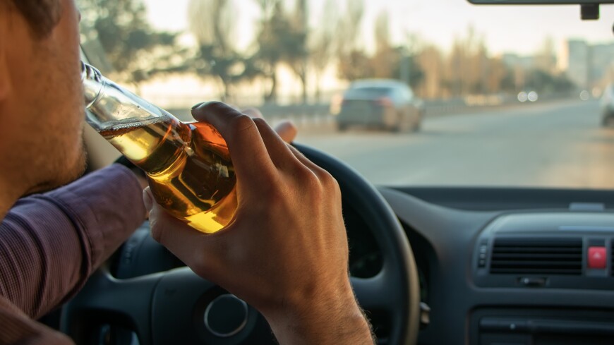 Можно ли пить алкоголь в припаркованном автомобиле и каковы риски для водителя?