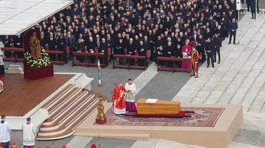 Папу римского Бенедикта XVI похоронили в Ватикане