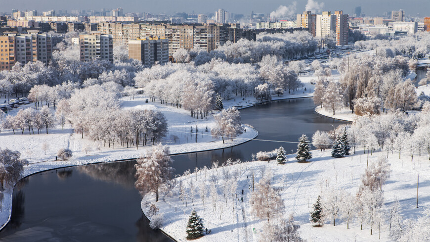 Похолодание, мокрый снег и порывистый ветер лишили жителей света и спровоцировали пробки на дорогах Беларуси