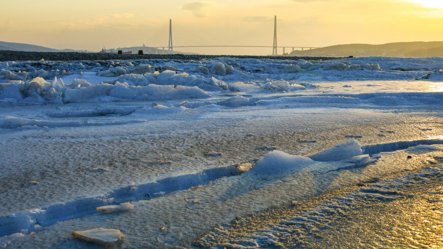 Бухта Золотой Рог во Владивостоке покрылась льдом из-за сильных морозов
