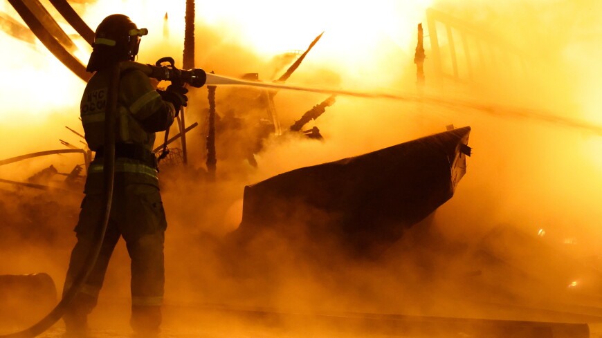 Пожарные проливают конструкции горевшего подмосковного рынка стройматериалов «Синдика»