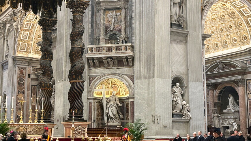 Около 70 тыс. человек пришли в Ватикан поклониться Бенедикту XVI во второй день прощания