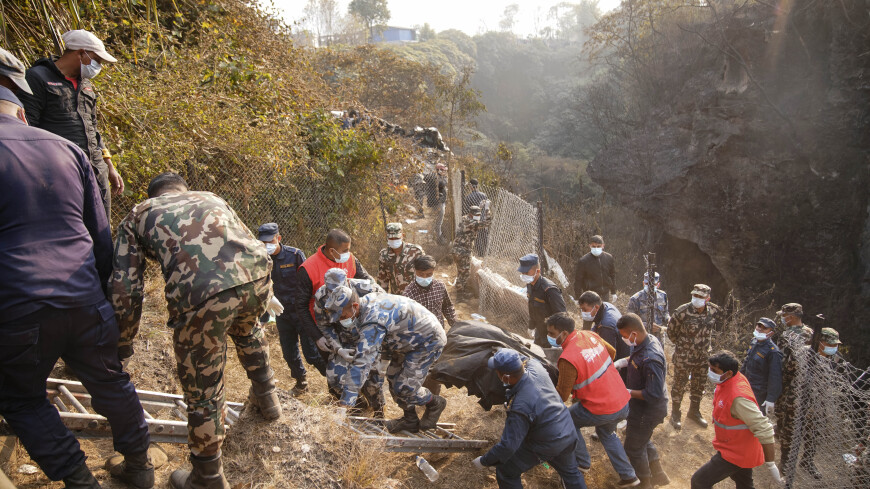 Спасательная операция на месте крушения самолета в Непале завершена