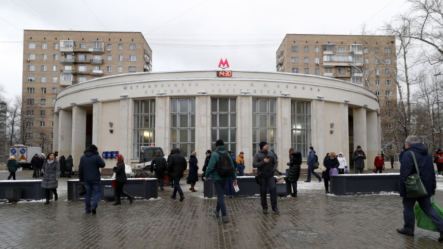 Помывшего из шланга станцию метро мужчину задержали полицейские в Москве