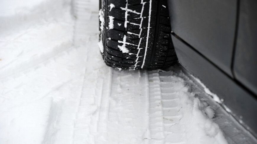 Автомобилисты в Баку начали менять шины из-за снега