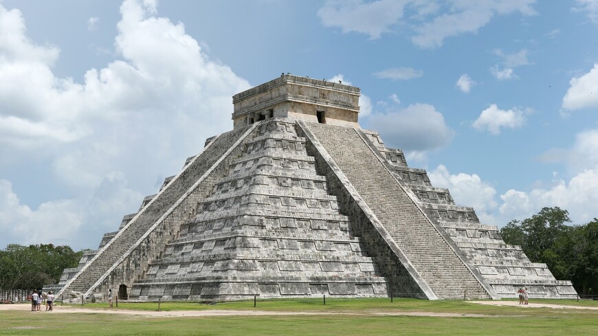 Турист залез на ступени храма майя в Мексике и получил палкой по голове