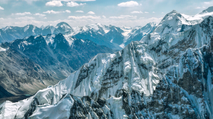 Спасенные альпинисты в Таджикистане продолжили восхождение