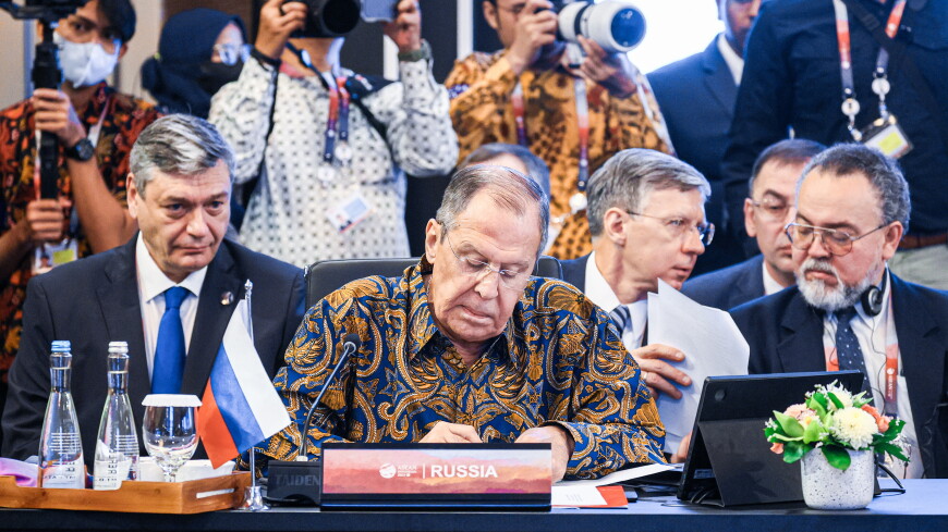 Лавров надел индонезийскую рубашку на заседание АСЕАН