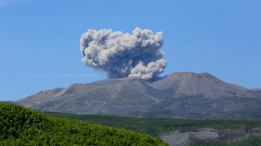 Вулкан Эбеко выплюнул пепел на высоту три километра