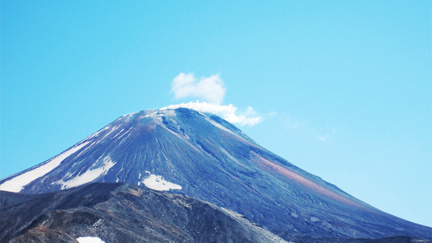 Вулкан Эбеко выбросил пепел на высоту 2,5 километра