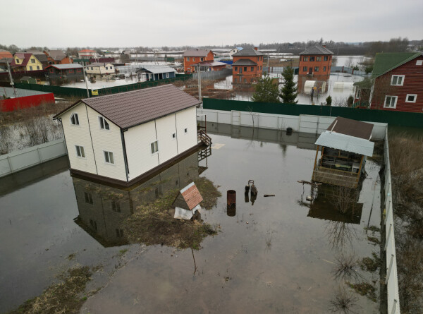 Вода поглотила два десятка домов в селе Усть-Яна в Якутии