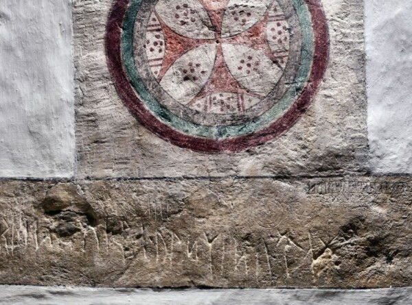 Долговую расписку 800-летней давности нашли на стене церкви в Дании