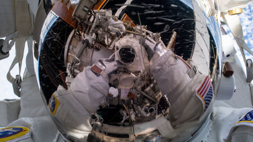 Астронавт НАСА Николь Манн, космическое селфи, открытый космос, скафандр, 