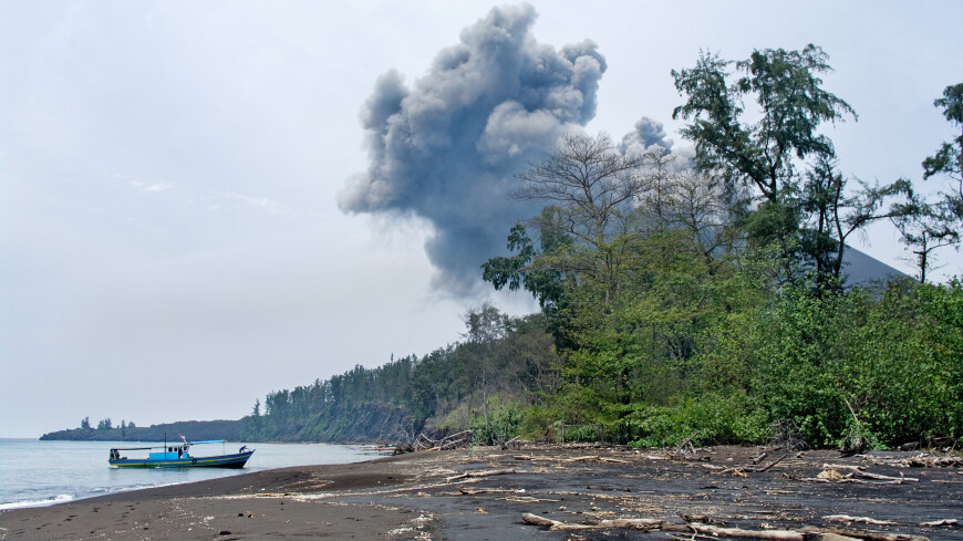 Вулкан Анак-Кракатау начал извергаться в Индонезии