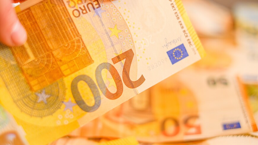 Курс евро на Мосбирже поднялся выше 89 рублей впервые с конца апреля
