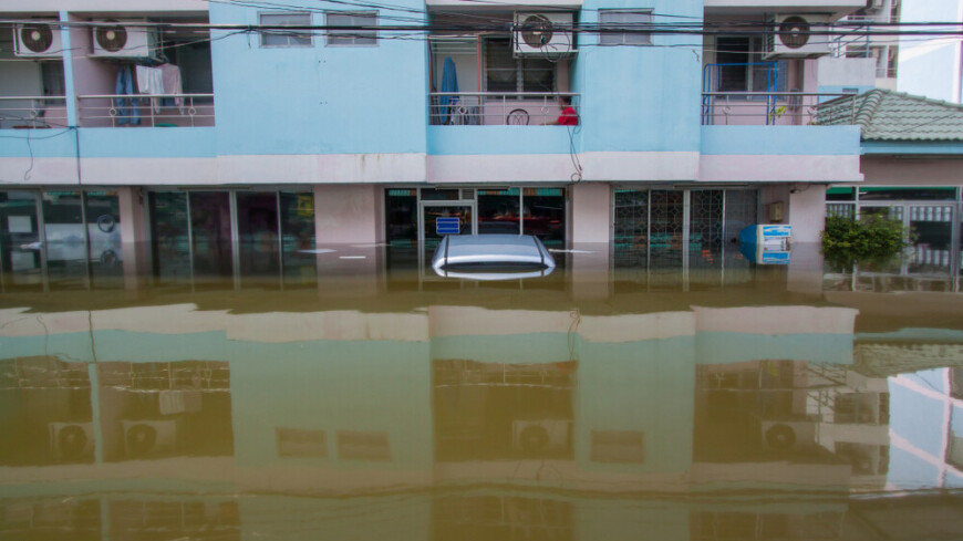 Наводнение в Гаити: по улицам плывут машины и мусор, люди спасаются на крышах