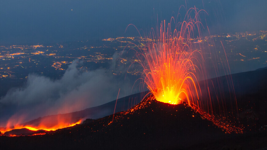 Вулкан Семеру в Индонезии за день выбросил пепел более 10 раз
