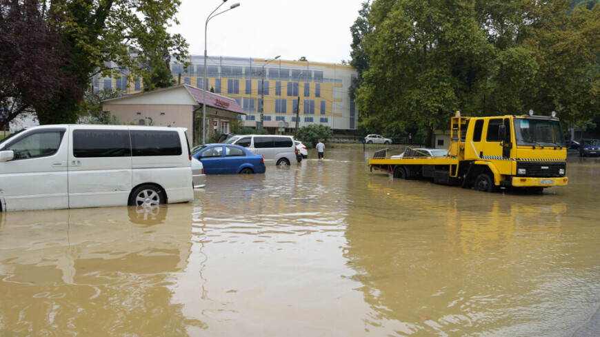 Районы Сочи и Керчи ушли под воду, Северная Осетия пострадала от ливня с градом