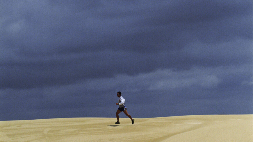 Пустынные бега. Одиночество спорт. Через стену соревнования в пустыне. Пустынный забег Ковбои Наггетс. Через стену соревнования в пустыне по преодолению себя.
